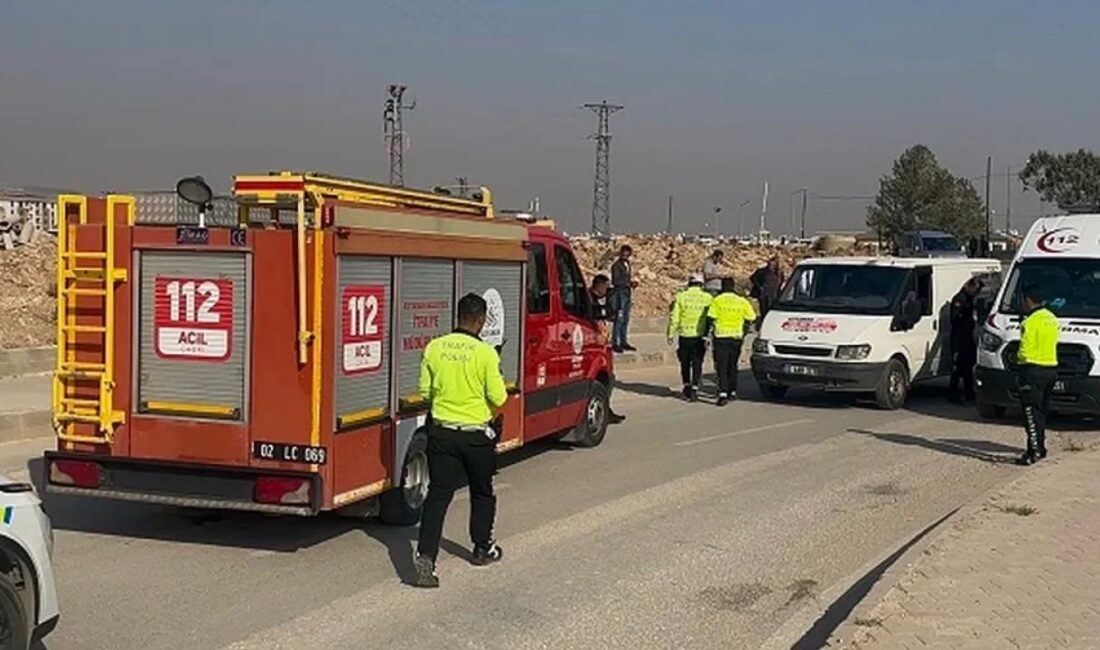 Adıyaman'da minibüs motosiklete çarptı. Kazada şoför ağır yaralandı.