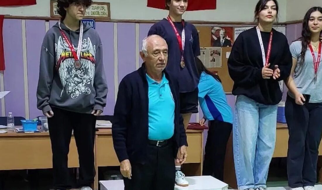 İzmir Karşıyaka'da Bostanlıspor bünyesindeki masa tenisi atletleri “Cumhuriyet Kupası”nda 2