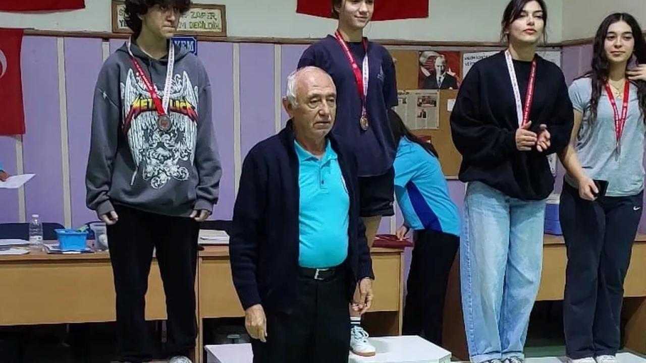 İzmir Karşıyaka'da Bostanlıspor bünyesindeki masa tenisi atletleri “Cumhuriyet Kupası”nda 2