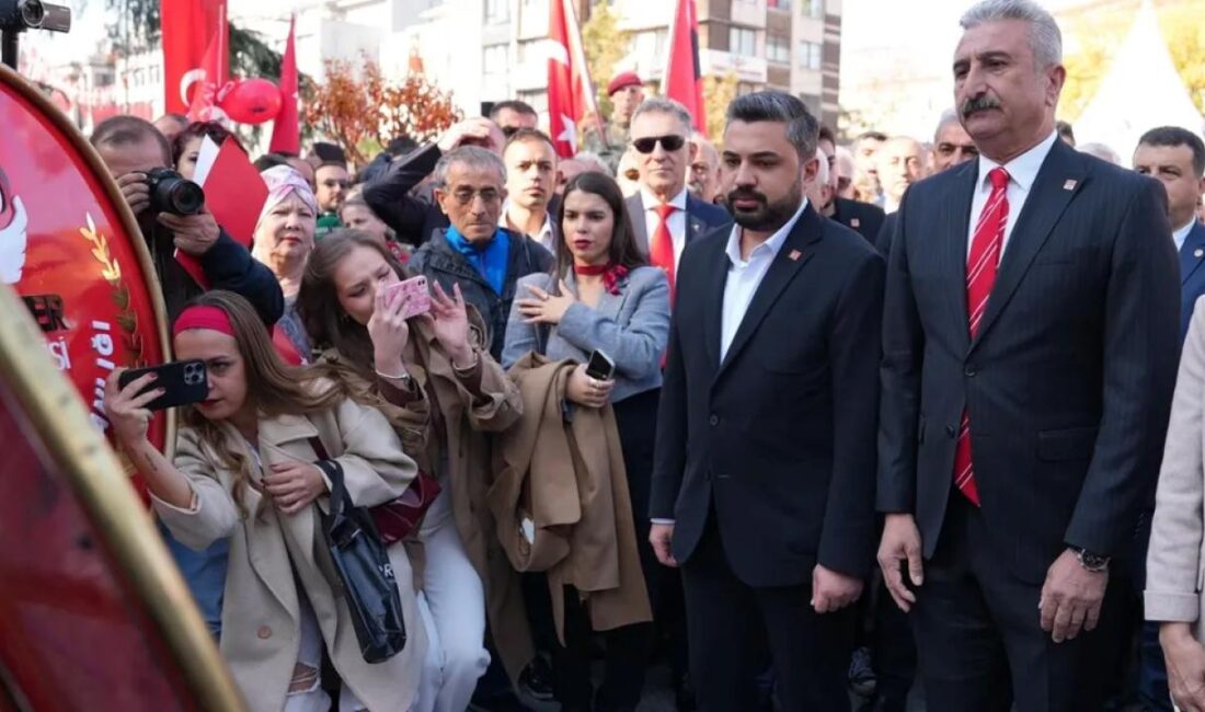 CHP Bursa Vilayet Örgütü Cumhuriyet'in 101. yılında Heykel'de buluştu. Programa