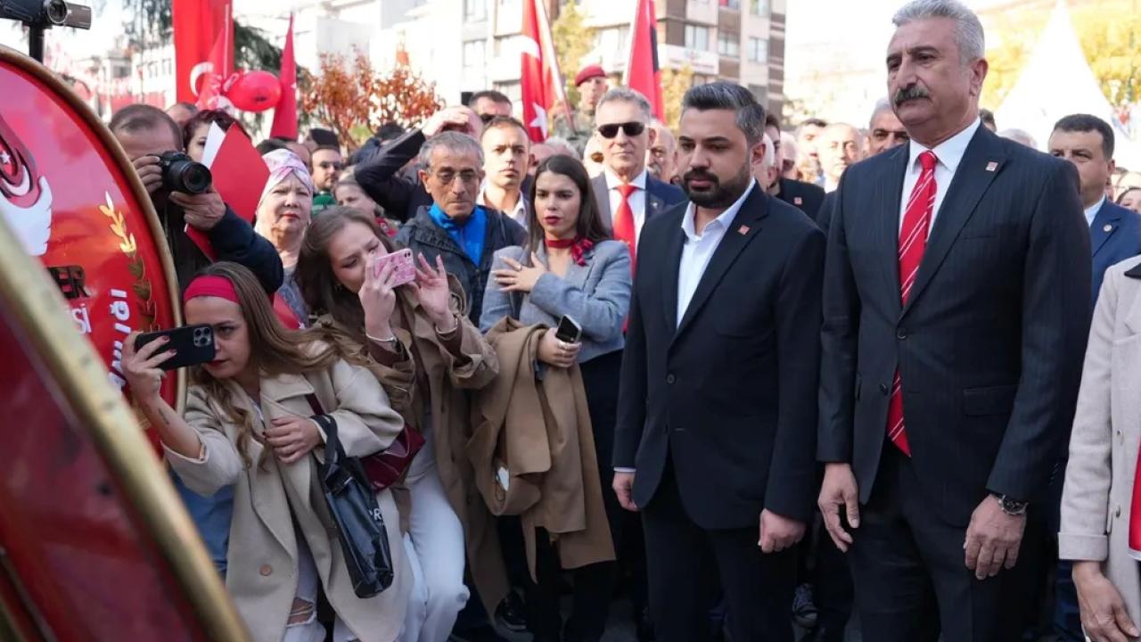 CHP Bursa Vilayet Örgütü Cumhuriyet'in 101. yılında Heykel'de buluştu. Programa
