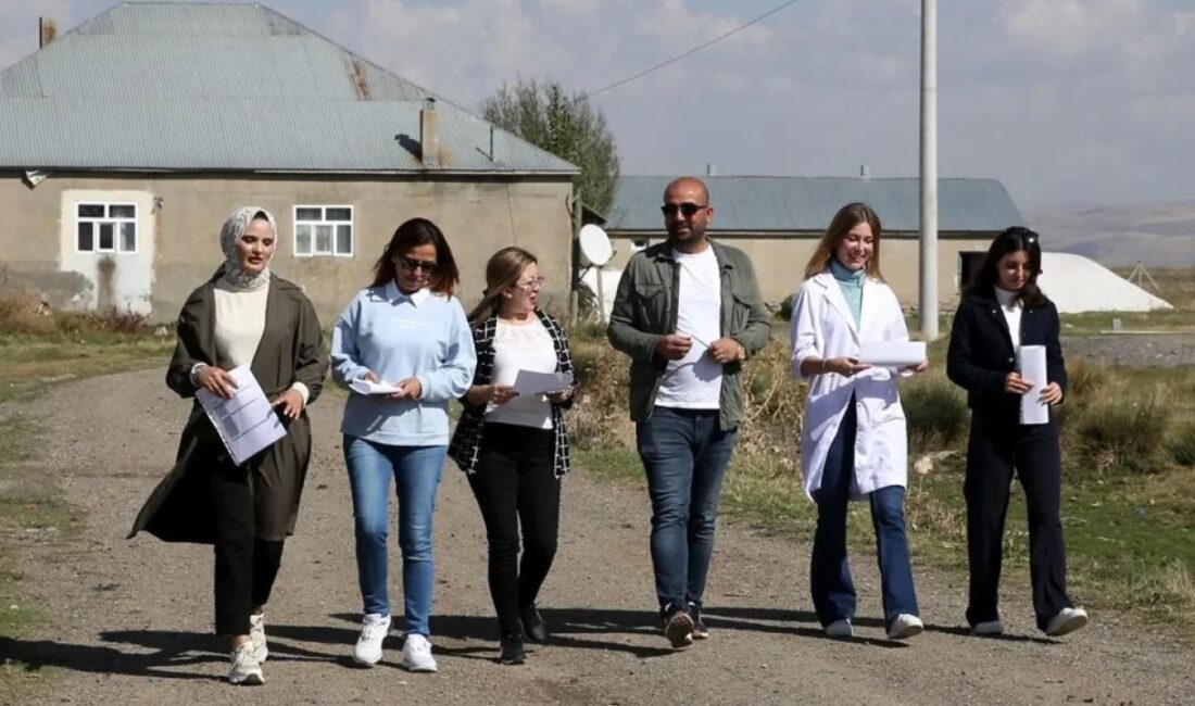 Muş'un Bulanık ilçesinde vazife yapan bayan öğretmenler, çeşitli nedenlerle okula