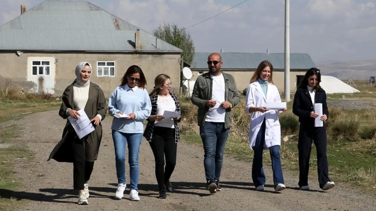Muş'un Bulanık ilçesinde vazife yapan bayan öğretmenler, çeşitli nedenlerle okula