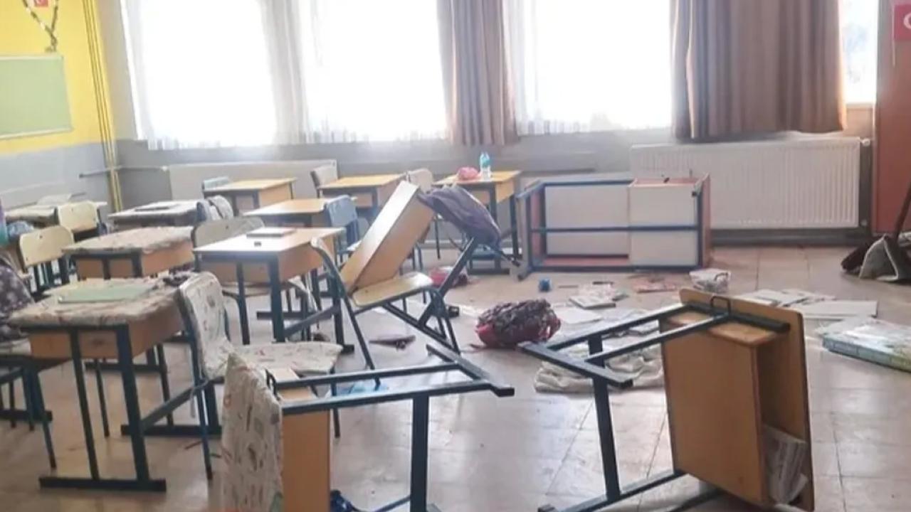 Bursa’da bir ilkokulda gözü dönen veli, çocuğunun sınıfına girerek evvel