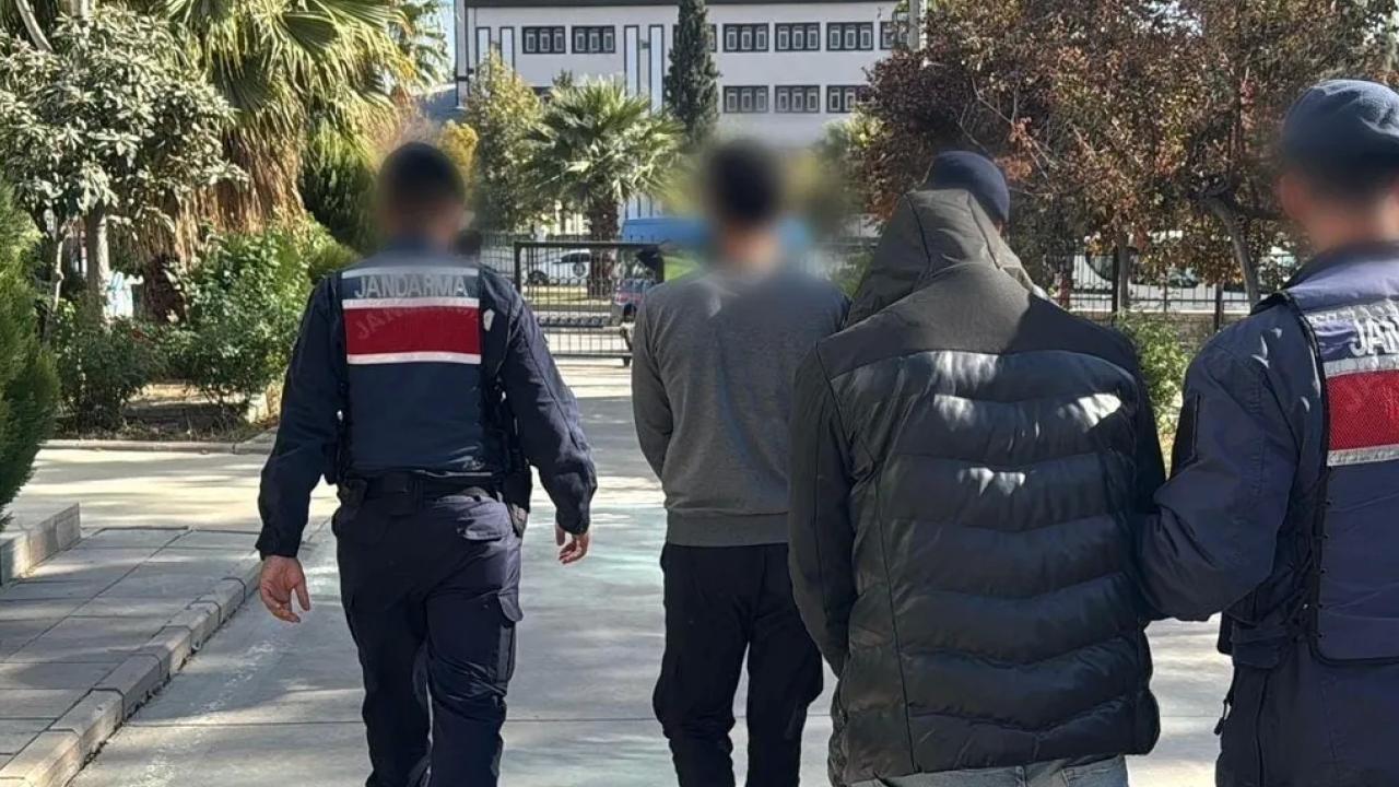 Adıyaman’da silahlı yağma kabahatinden aranan iki kuşkulu yakalandı.