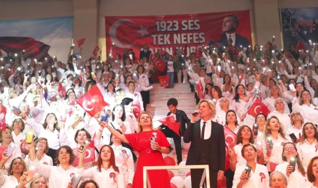 Ünlü sanatçı Soner Arıca, İzmit Belediyesinin Cumhuriyetin 101. yılına özel