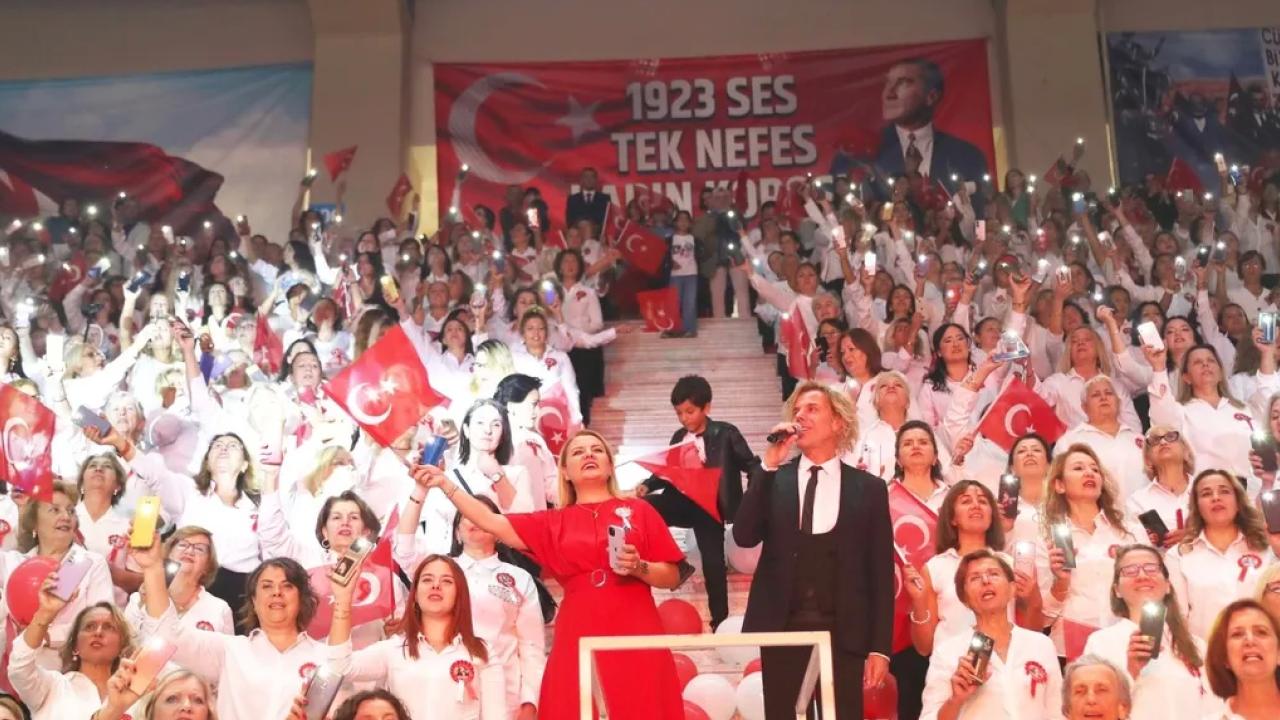 Ünlü sanatçı Soner Arıca, İzmit Belediyesinin Cumhuriyetin 101. yılına özel