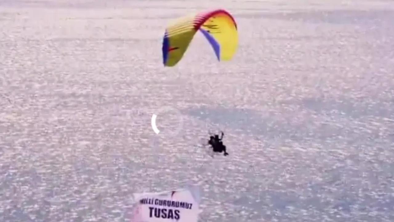 Türk Hava Kurumu (THK) yamaç paraşütü takımımız Türk bayrağı ve
