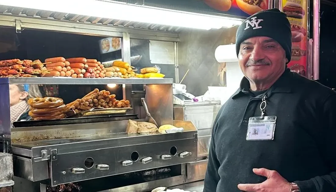 Manhattan’daki Times Square’de bir esnaf, her gün Kur'an dinletisi yaparak