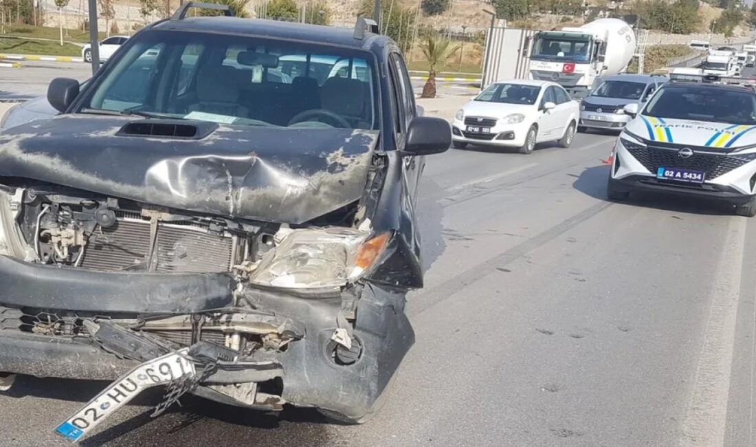 Adıyaman'ın Altınşehir mevkiinde, Egricay Köprüsü üzerinde meydana gelen zincirleme trafik