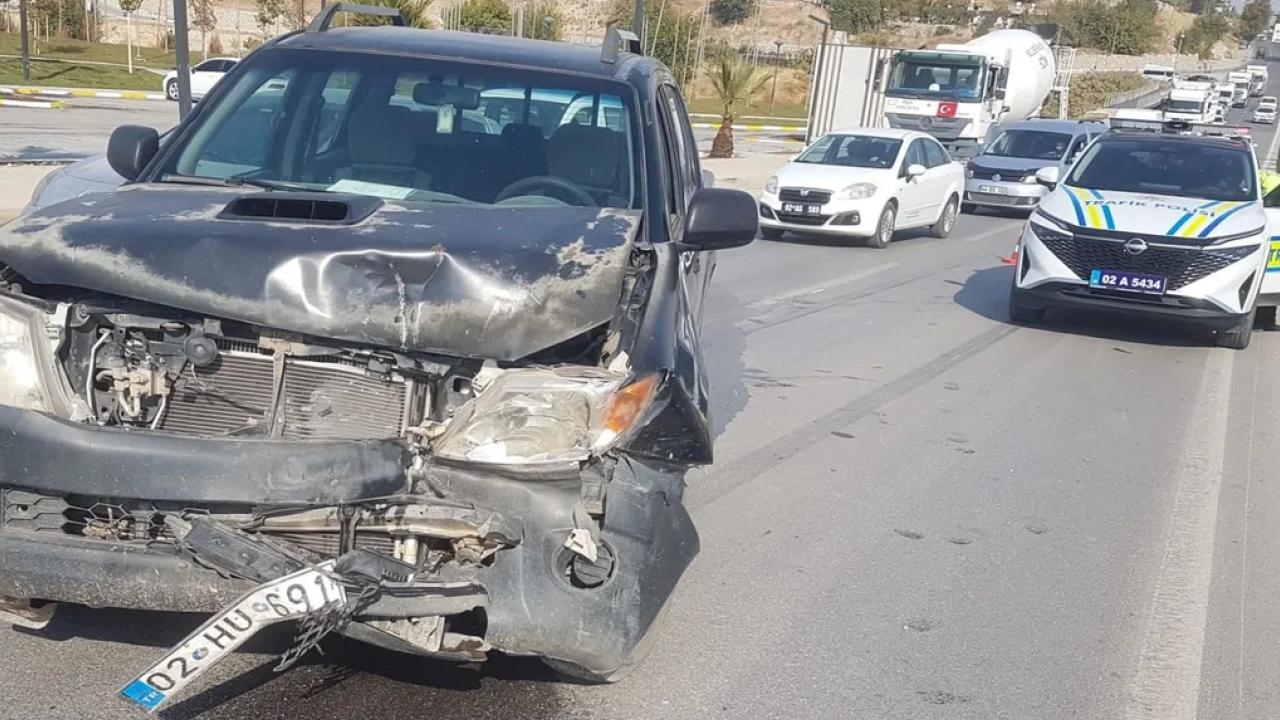 Adıyaman'ın Altınşehir mevkiinde, Egricay Köprüsü üzerinde meydana gelen zincirleme trafik