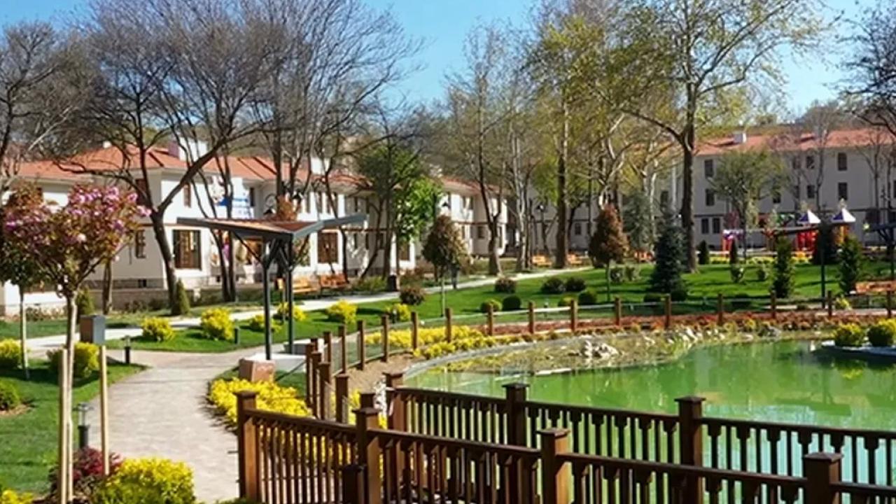 Türkiye’nin birinci toplu konut projesi olan Kızılay’daki Saraçoğlu Mahallesi, Etraf,