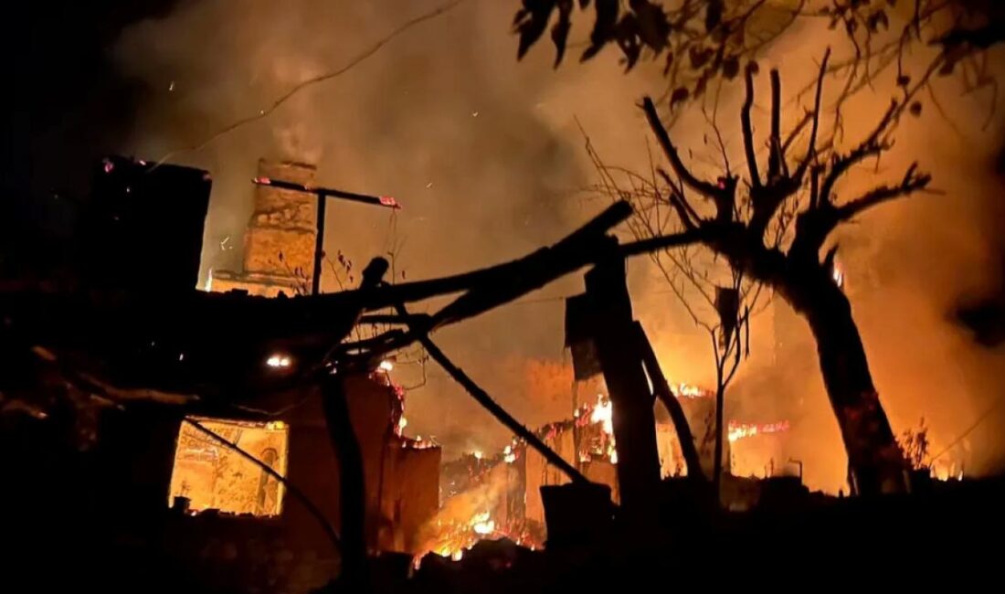 Bilecik'in İnhisar ilçesi akşam saatleri çıkan yangın etraftaki konutlara sıçrarken