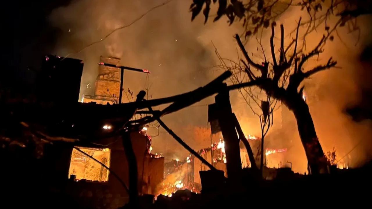 Bilecik'in İnhisar ilçesi akşam saatleri çıkan yangın etraftaki konutlara sıçrarken