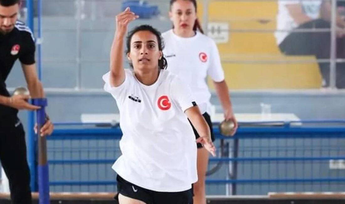 Bursa Büyükşehir Belediyesporlu Mine Türker, Mersin'de düzenlenen Avrupa Bayanlar ve