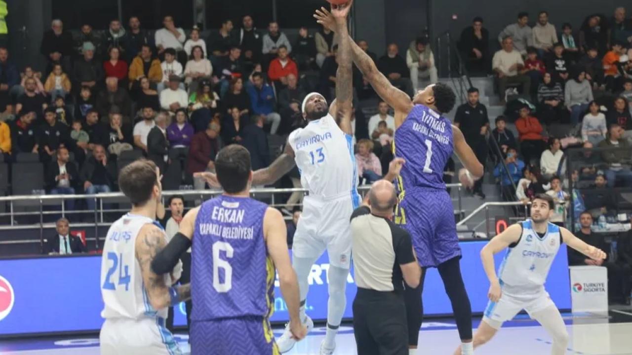 Türkiye Basketbol Ligi’nin 10. hafta müsabakasında Çayırova Belediyesi, Kapaklıspor’u alanında