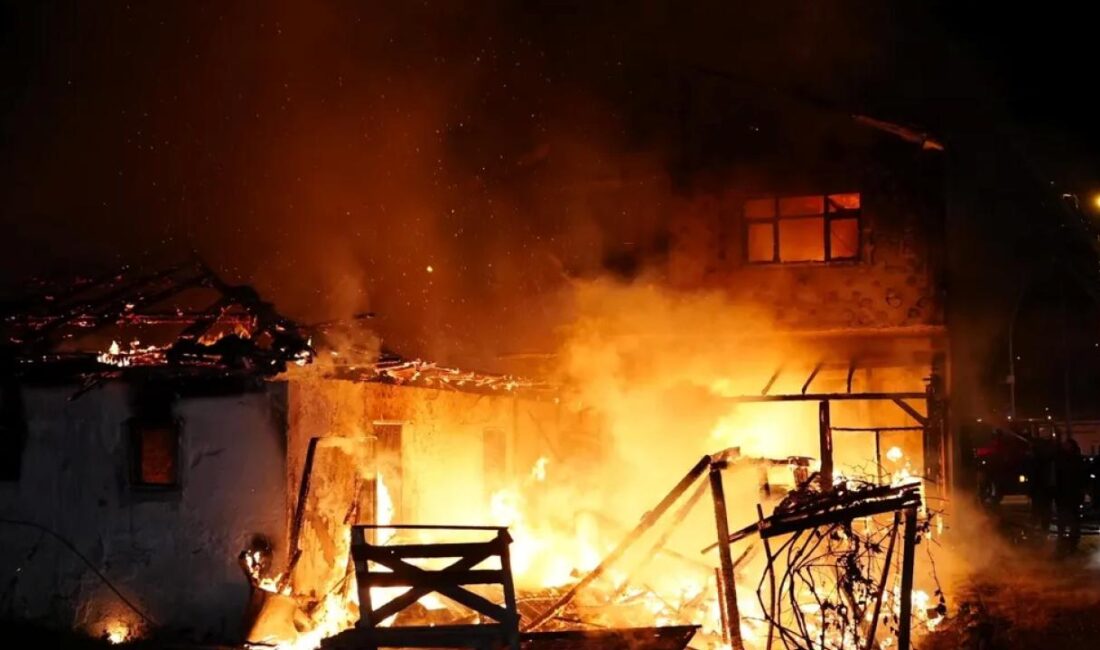 Düzce Konuralp'te bir depoda bilinmeyen nedenle çıkan yangında iki katlı