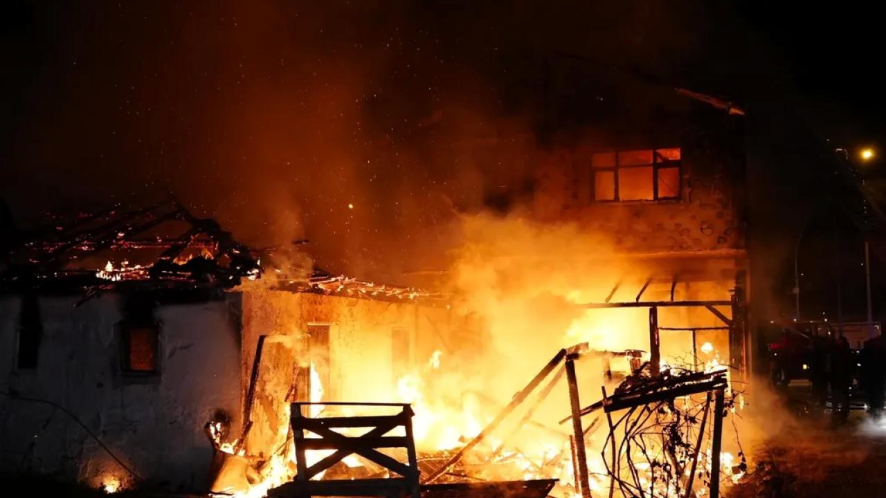 Düzce Konuralp'te bir depoda bilinmeyen nedenle çıkan yangında iki katlı