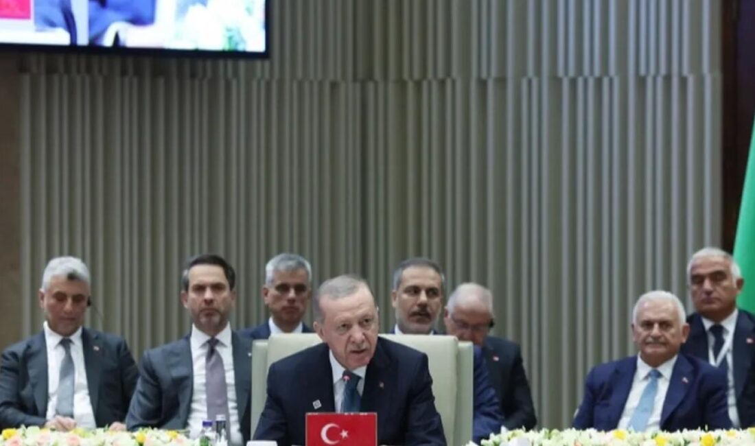Cumhurbaşkanı Recep Tayyip Erdoğan, Bişkek'teki Cumhurbaşkanlığı Sarayı'nda "Türk Dünyasının Güçlendirilmesi: