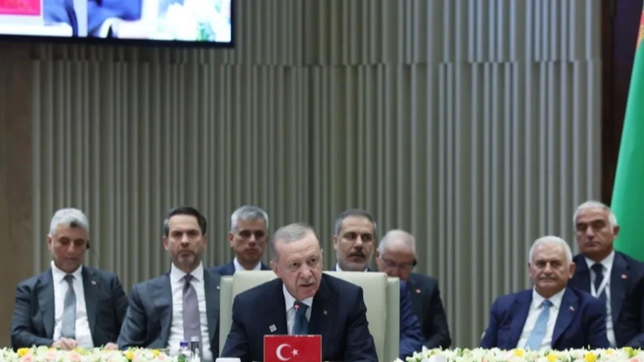 Cumhurbaşkanı Recep Tayyip Erdoğan, Bişkek'teki Cumhurbaşkanlığı Sarayı'nda "Türk Dünyasının Güçlendirilmesi: