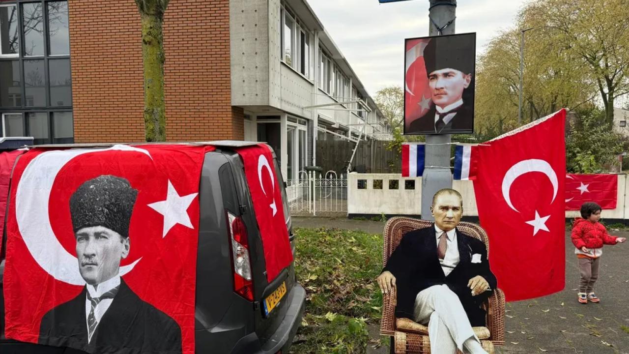 Her yıl klasik olarak Hollanda’nın Rotterdam kentindeki Atatürk Sokağı’nda düzenlenen