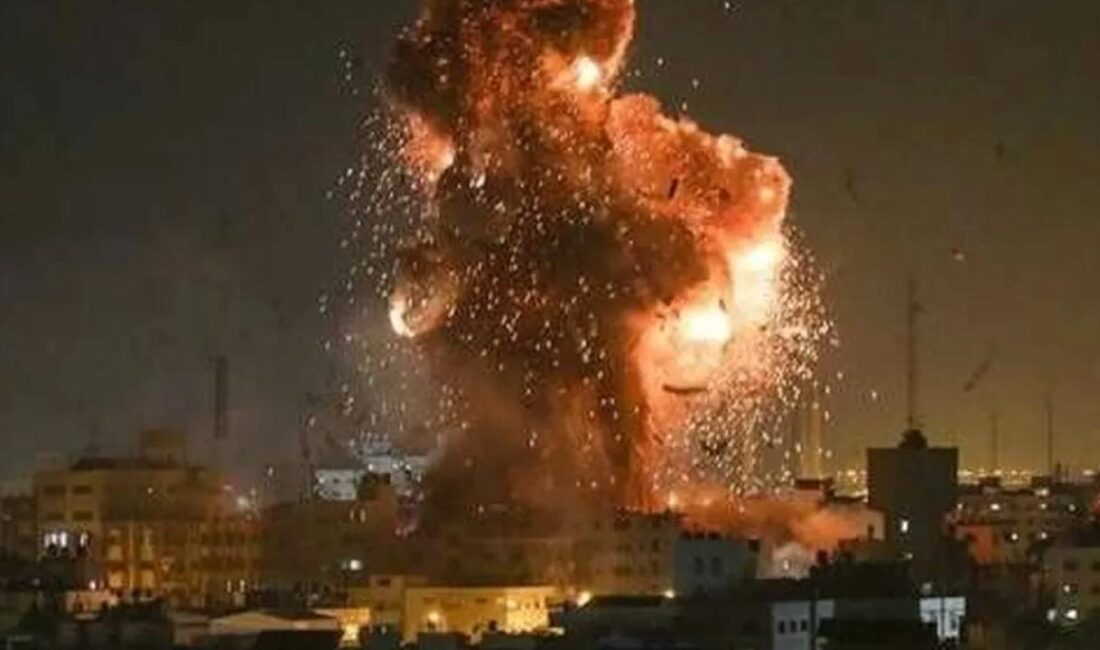Lübnan'ın başşehri Beyrut ve Akdeniz kıyısındaki Sur kentini bombardımana tutan