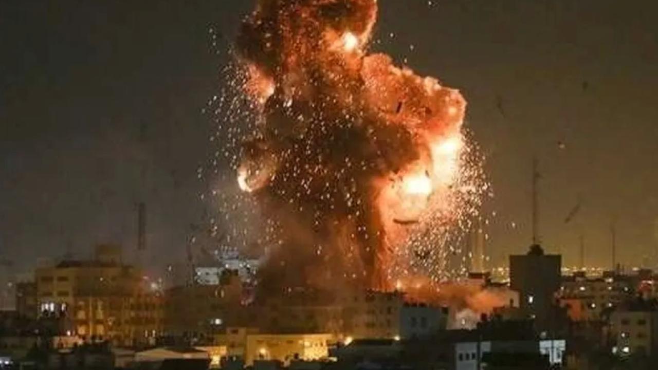 Lübnan'ın başşehri Beyrut ve Akdeniz kıyısındaki Sur kentini bombardımana tutan
