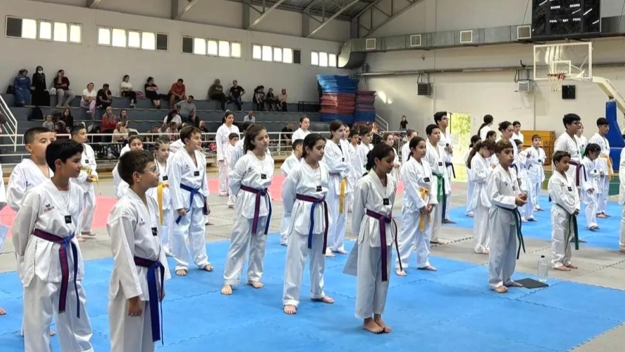 İzmir'de Bornova Belediyesi'nin spor okulları, geleceğin taekwondo yıldızlarını yetiştiriyor. Pınarbaşı