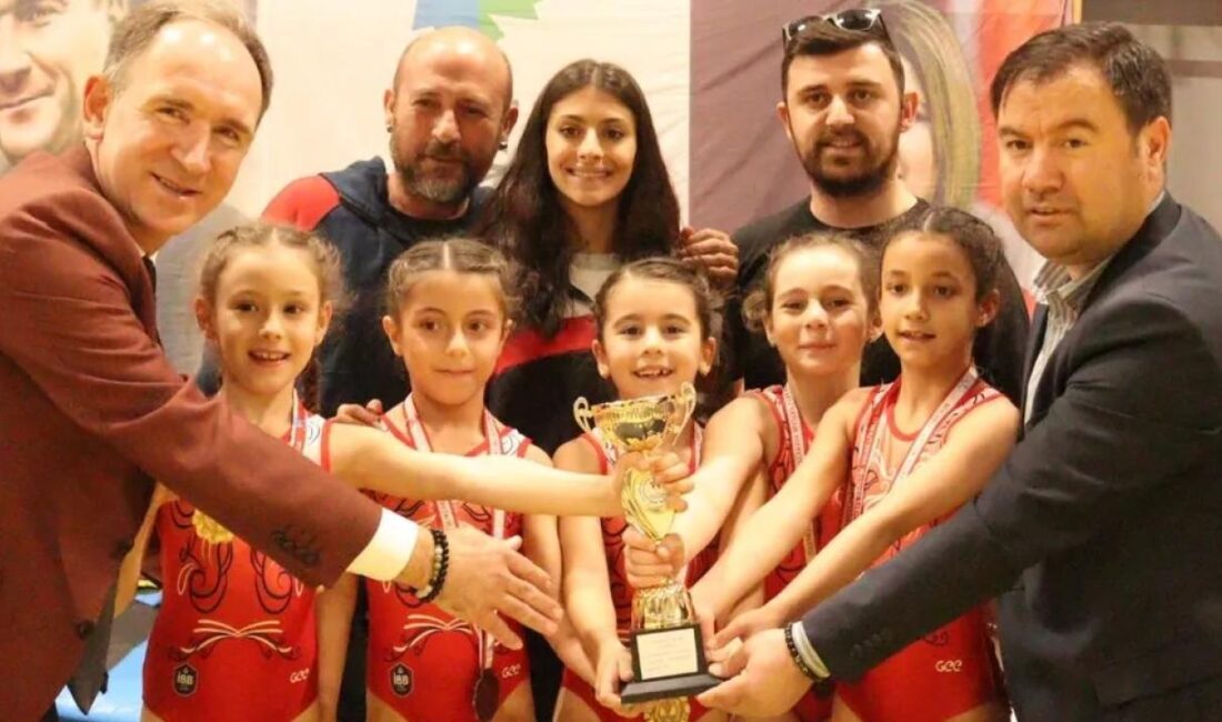 Kocaeli'de İzmit Belediyesi, Cumhuriyet’in 101. yılı münasebetiyle düzenlediği Kocaeli Cimnastik