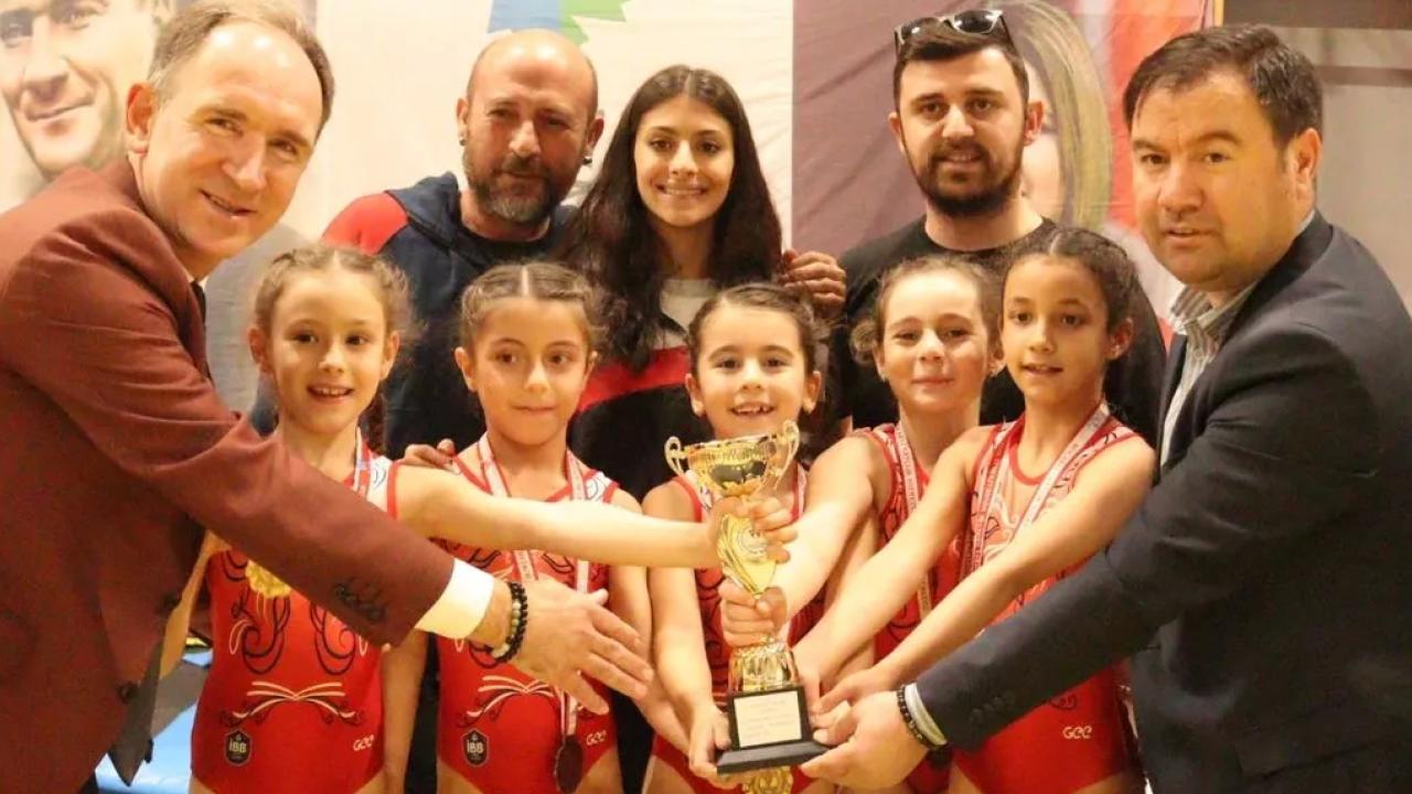 Kocaeli'de İzmit Belediyesi, Cumhuriyet’in 101. yılı münasebetiyle düzenlediği Kocaeli Cimnastik