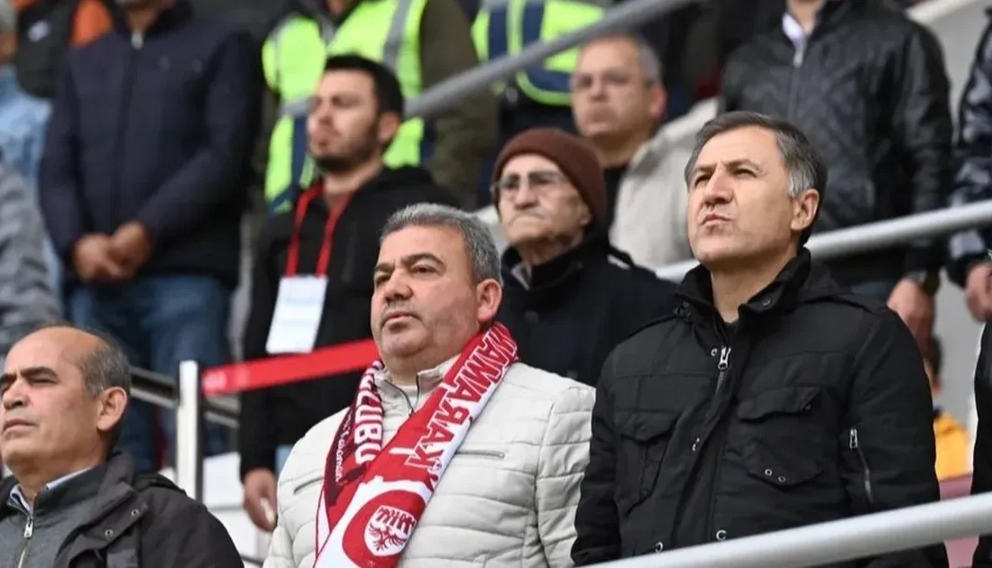 Akçaşehir Belediye Başkanı Soner Yeşildaş, Karamanspor'un maçını tribünden izleyerek, şehrin