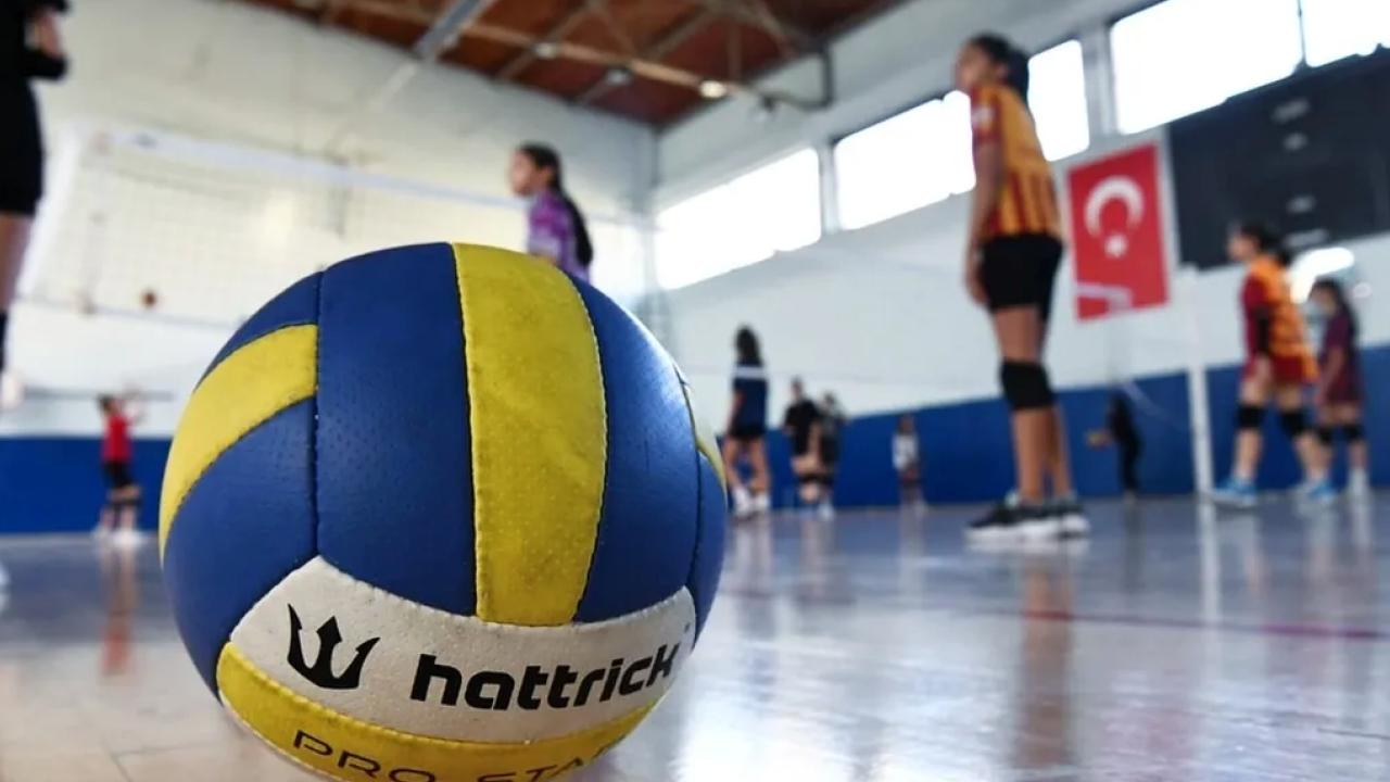 Edirne'de Keşan Belediyesi kız voleybol kursu çalışmalarına başladı.