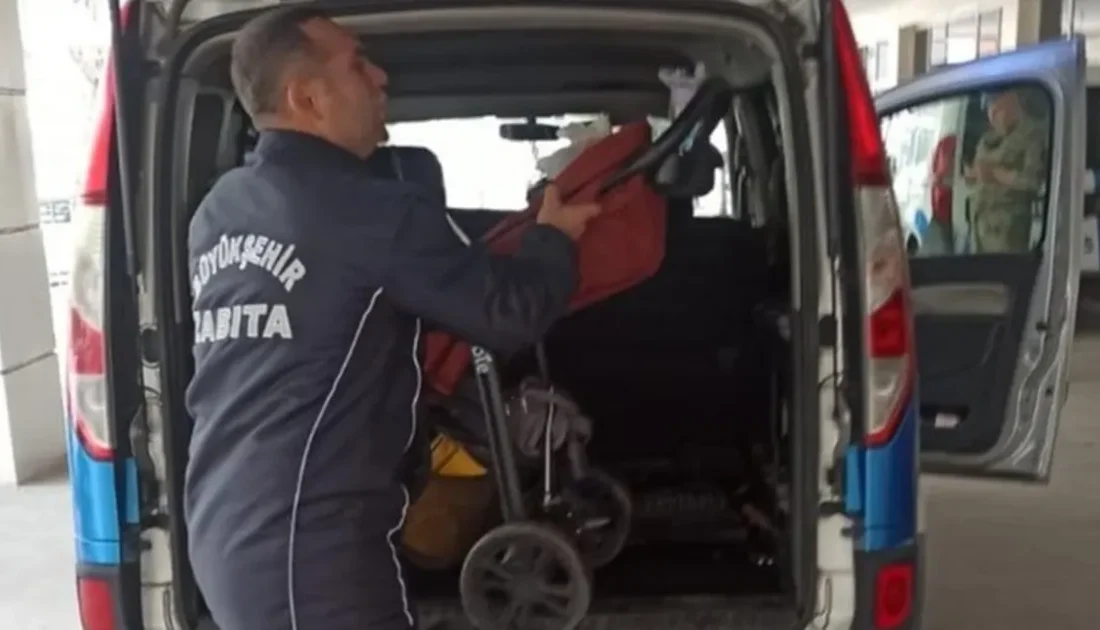 Manisa Büyükşehir Belediyesi Zabıta Dairesi Başkanlığı ekipleri, annesi ile birlikte