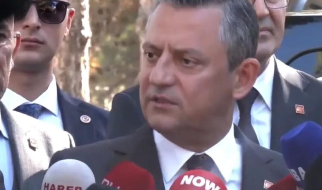 Ankara'da gazetecilerin sorularını yanıtlayan CHP Genel Başkanı Özgür Özel, 'teşbihte