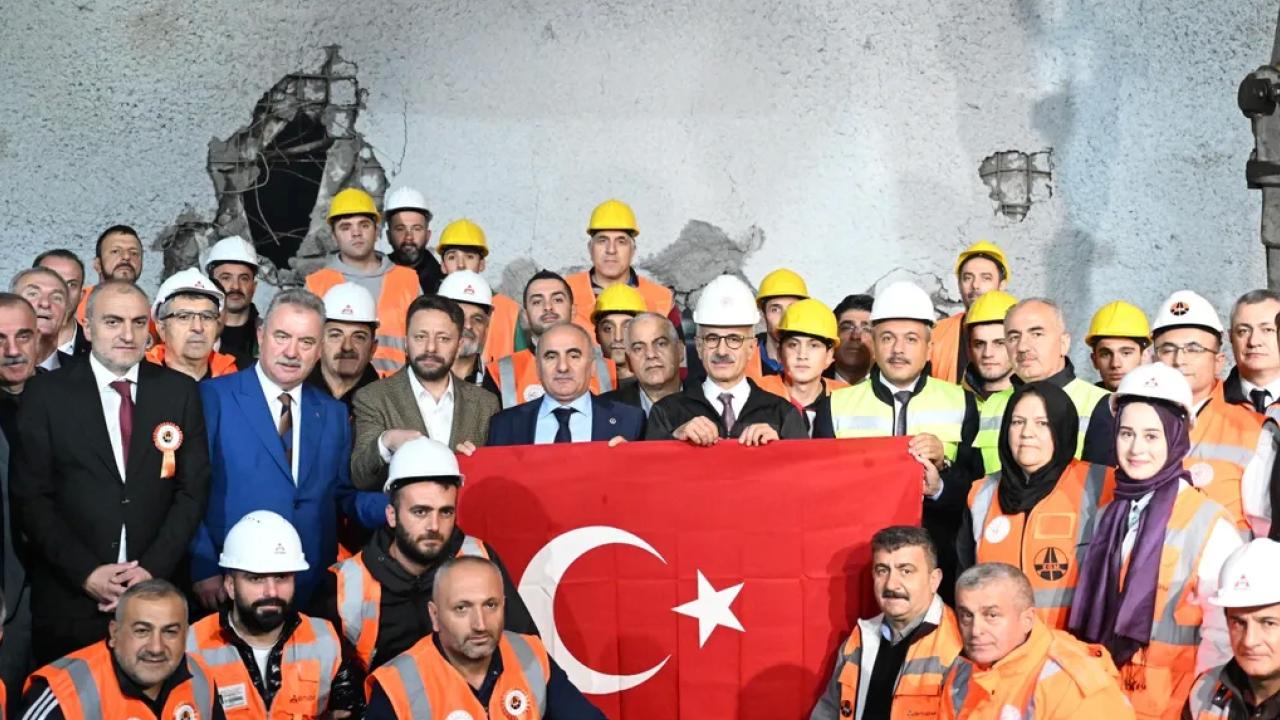 Ulaştırma ve Altyapı Bakanı Abdulkadir Uraloğlu, Ardeşen-Çamlıhemşin-Ayder Vilayet Yolu kapsamında