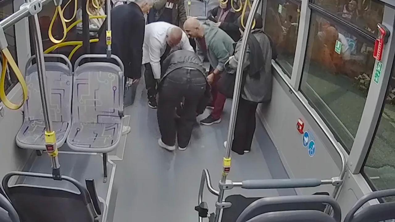 Sakarya'da Kampüs-Terminal ortası sefer yaparken araçta kötüleşen bir yolcuyu güzergahı