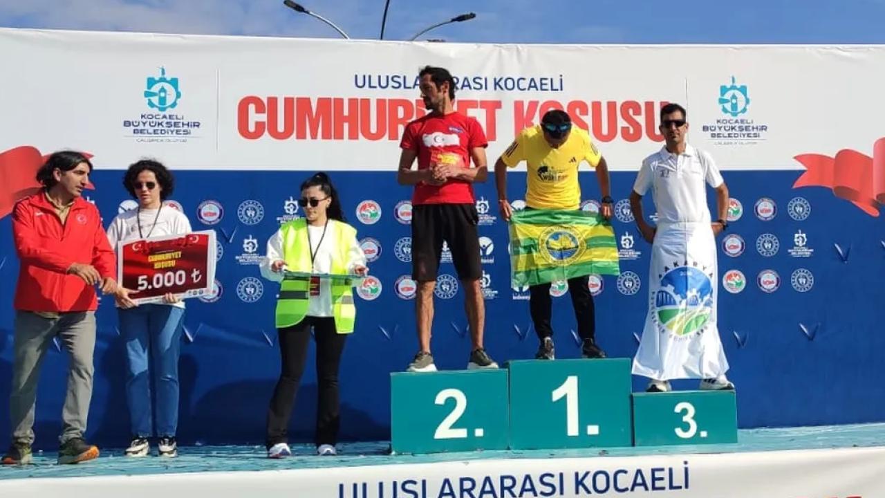 Sakarya Büyükşehir Belediyesi Atletizm atletleri Kocaeli ve Zeytinburnu’nda iki farklı