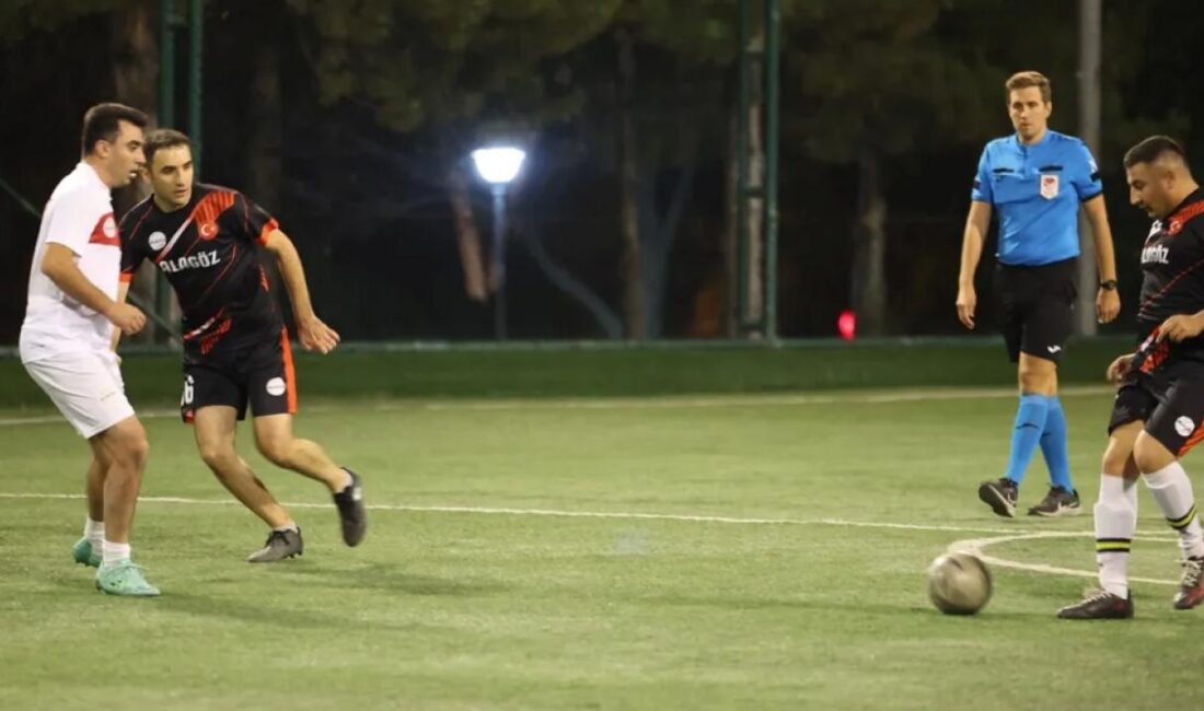 TBMM Spor Tesislerinde düzenlenen futbol turnuvasının başlama vuruşunu TBMM Genel