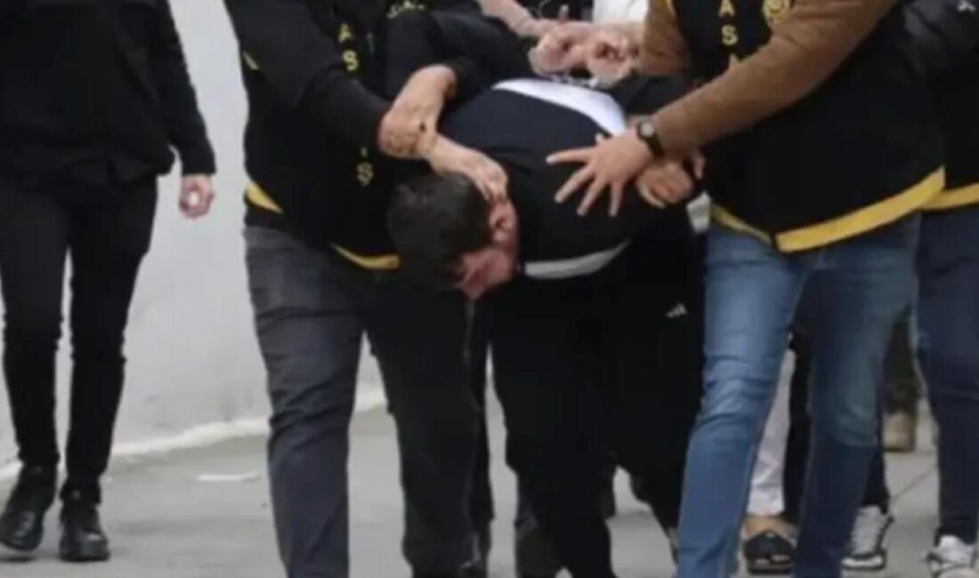 Adana’da en büyükleri 20 yaşında olan 3 arkadaş, Kalaşnikofla girdikleri