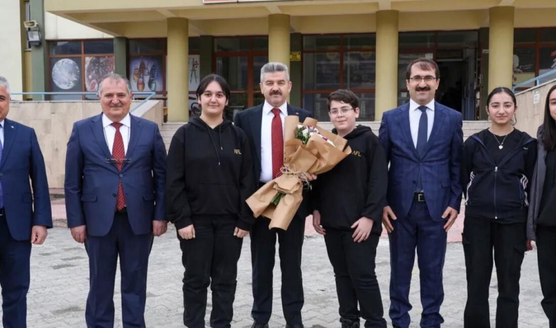 Artvin Valisi Turan Ergün, Fen Lisesi'ni ziyaret edip, öğrenciler ve öğretmenlerle bir