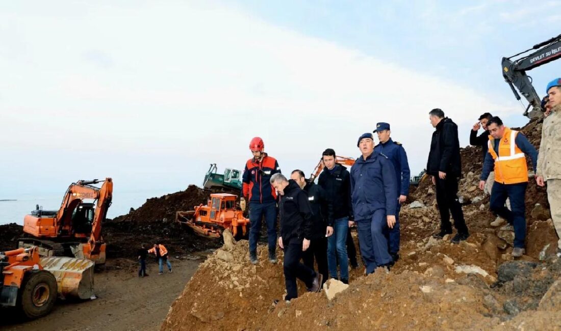 Artvin'in Arhavi ilçesinde meydana gelen heyelan dolayısıyla çift yönlü ulaşıma