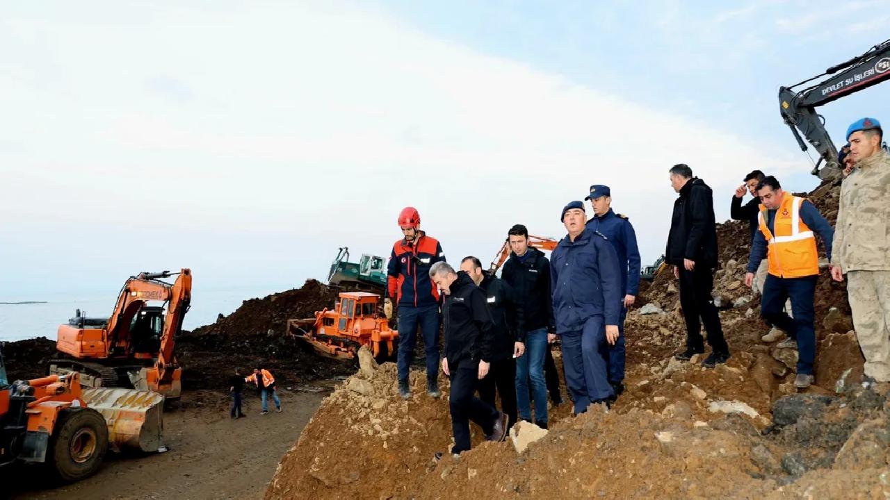 Artvin'in Arhavi ilçesinde meydana gelen heyelan dolayısıyla çift yönlü ulaşıma
