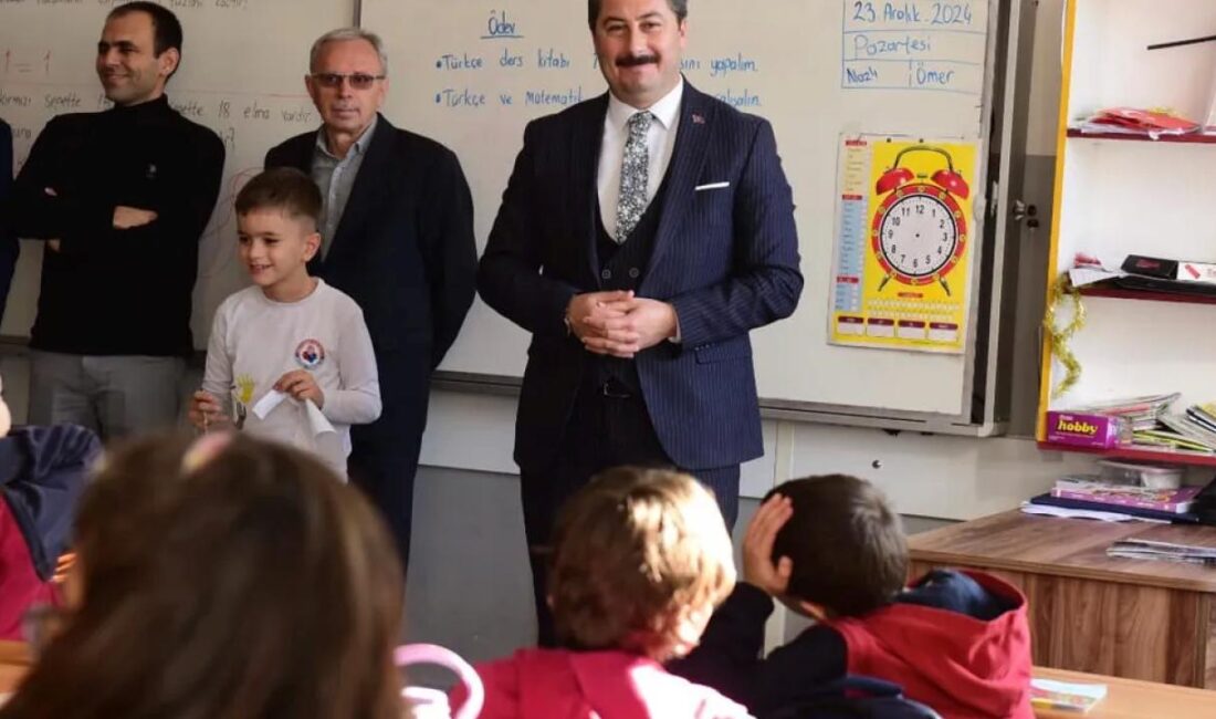 Bursa Yenişehir Belediye Başkanı Ercan Özel, Akçeşme İlköğretim Okulu’nda Sınıf