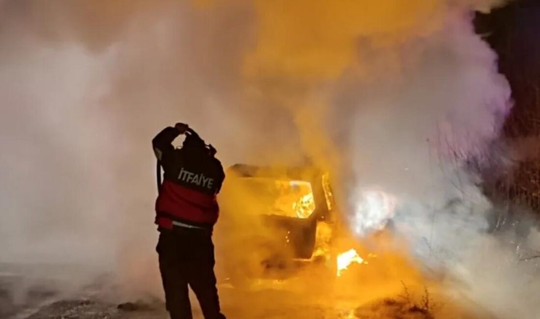 Bilecik’in Pazaryeri ilçesinde motor kısmından alevler yükselen otomobil hurda yığınına