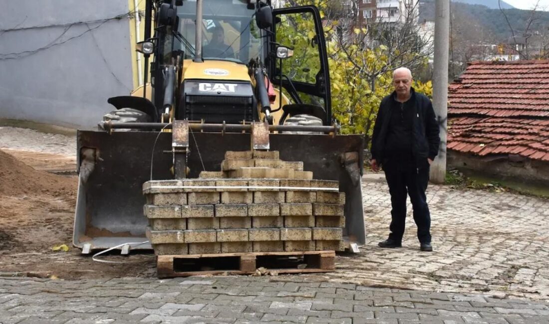 Bursa'da Gemlik Belediyesi Fen İşleri Müdürlüğü ekipleri, ilçedeki ulaşım konforunu