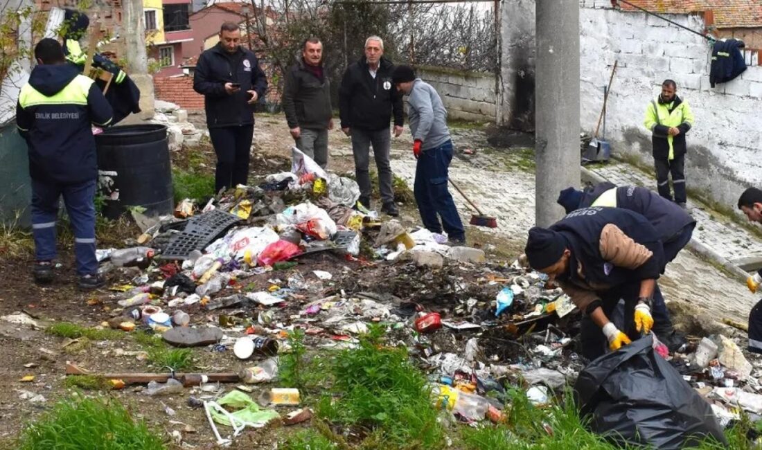 Gemlik Belediyesi Temizlik İşleri Müdürlüğü, ilçede sürdürdüğü temizlik çalışmalarına bir