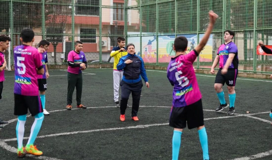 Bursa Gemlik’te özel gençler yeşil sahada Bursa Gemlik Belediyesi ve Gemlik Belediyespor Kulübü işbirliğiyle düzenlenen programlarda,