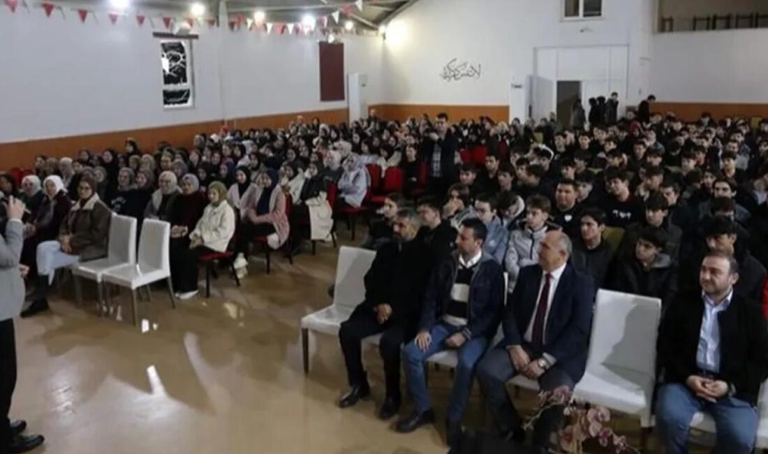 Bursa'nın İnegöl ilçesinde 'Genç Bakış' programı dolayısıyla Anadolu İmam Hatip