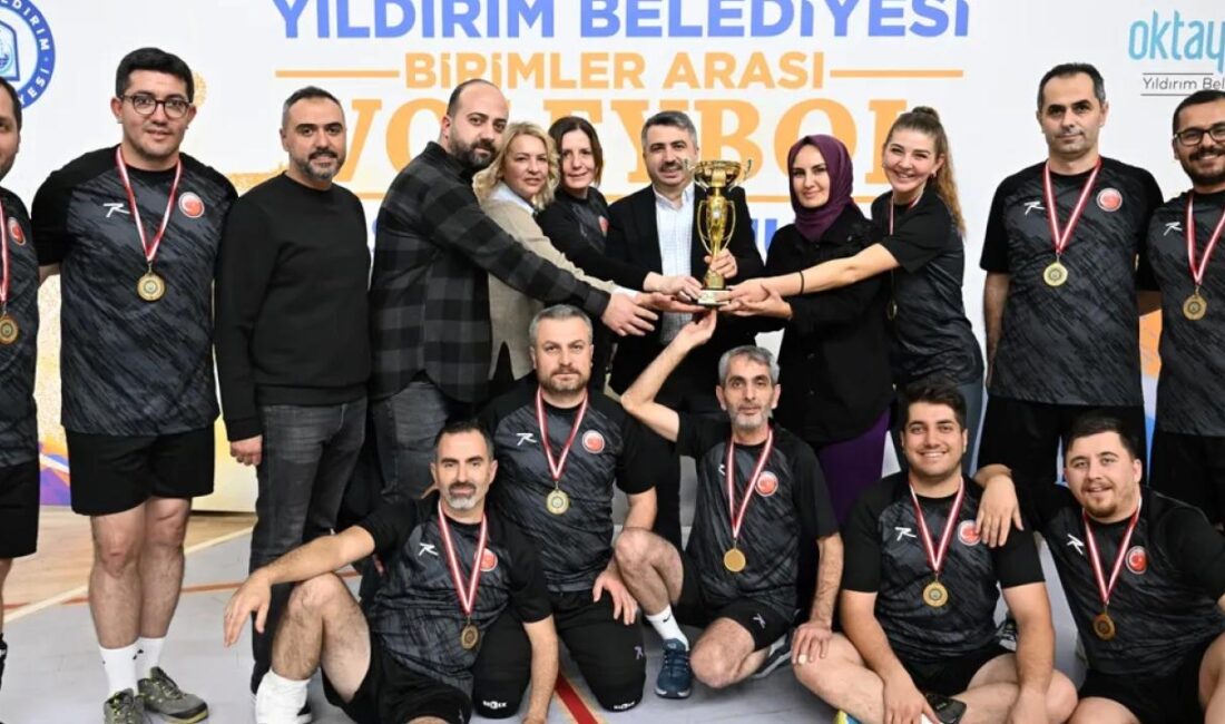 Bursa'da Yıldırım Belediyesi çalışanları arasında düzenlenen geleneksel birimler arası voleybol