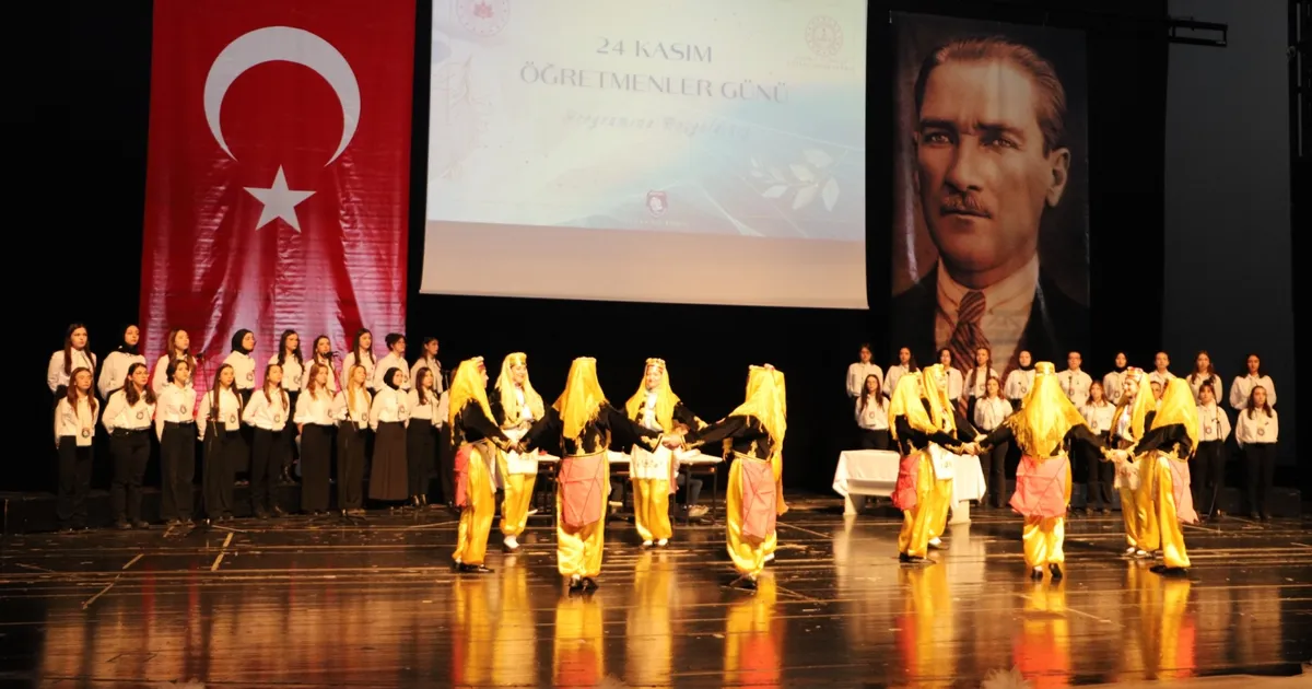 24 Kasım Öğretmenler Günü kutlama etkinlikleri, Bursa'da Atatürk Anıtı'na çelenk